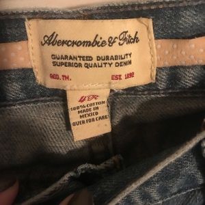 2/$25 Summer SALE 💝🎉🛍 A & F 4 REG Capri jeans